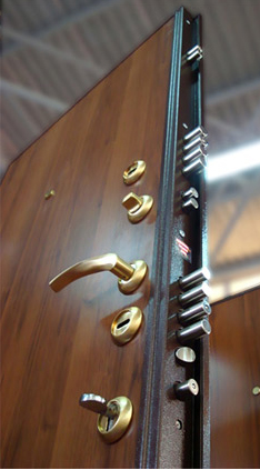 Сколько замков должно быть на стальной двери?