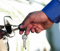 Осторожно! неизвестные вешают на двери авто замки требуют денег